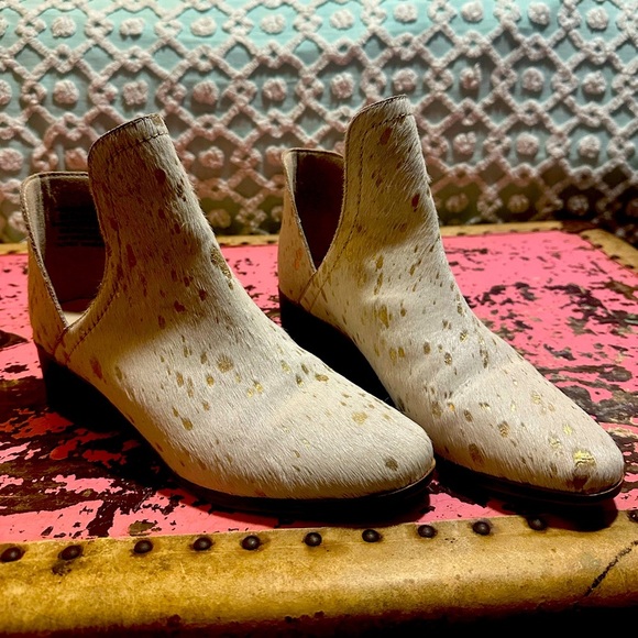 COCONUTS by Matisse Calf Hair “Trader” Booties - sz 9 - Picture 1 of 6